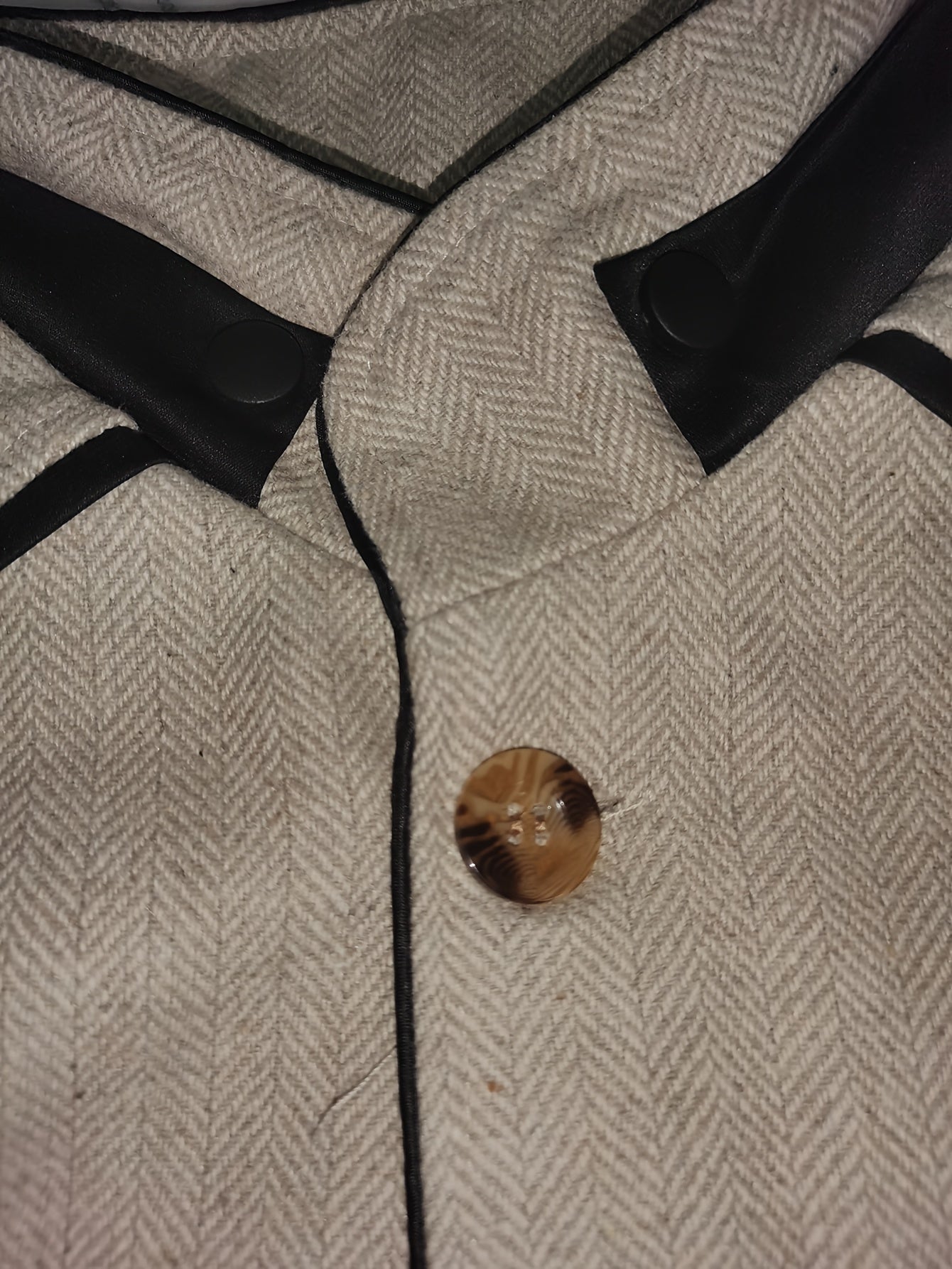 Abrigo entallado para hombre de longitud media con espiga y ribetes en contraste, chaqueta con cuello alto elegantemente confeccionada para otoño e invierno.